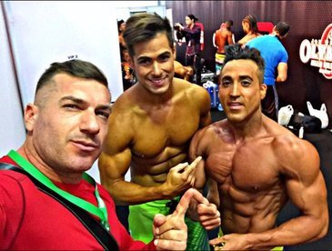 Alexis HC junto a atletas de físico culturista