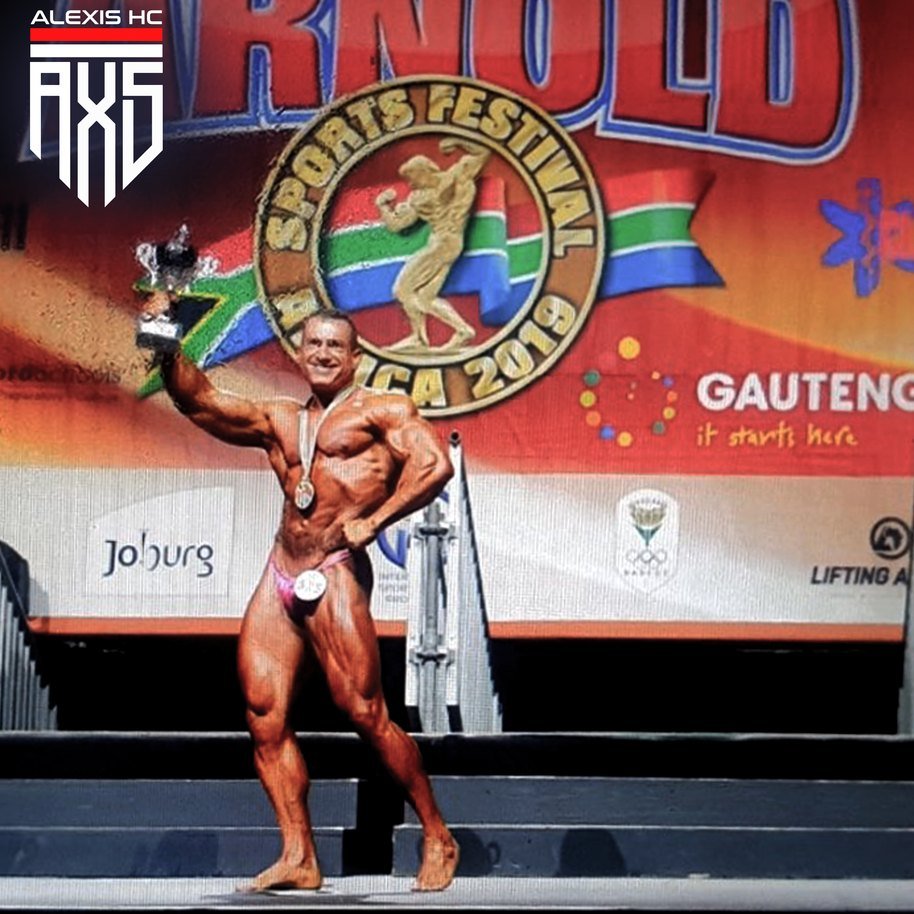 Alexis HC levantando un trofeo en el Arnold Classic Africa