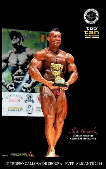 Alexis HC con trofeo en el campeonato Top Tan