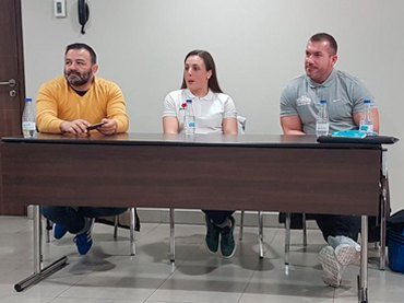 Alexis HC como ponente en una mesa redonda