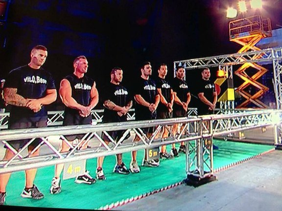 Alexis HC con su equipo en un evento