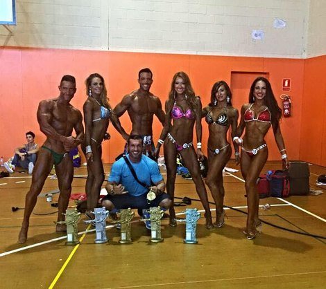 Alexis HC con sus atletas y trofeos tras una competición