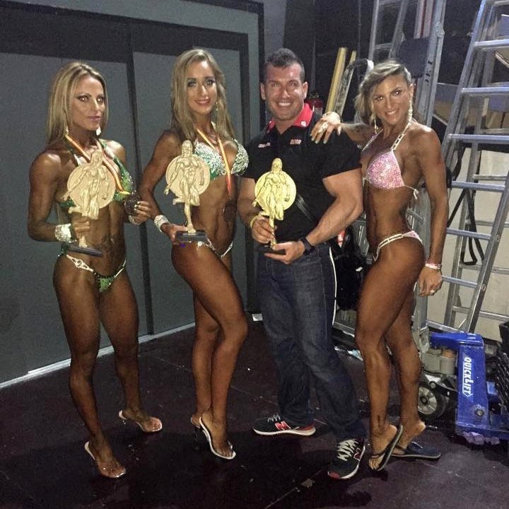 Alexis HC con atletas premiadas en backstage