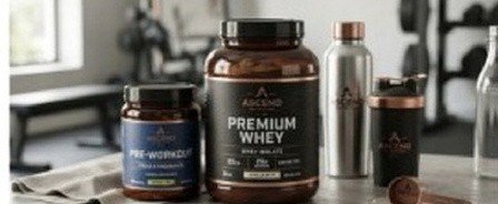 Botes de proteína y pre-entreno sobre una mesa del gimnasio
