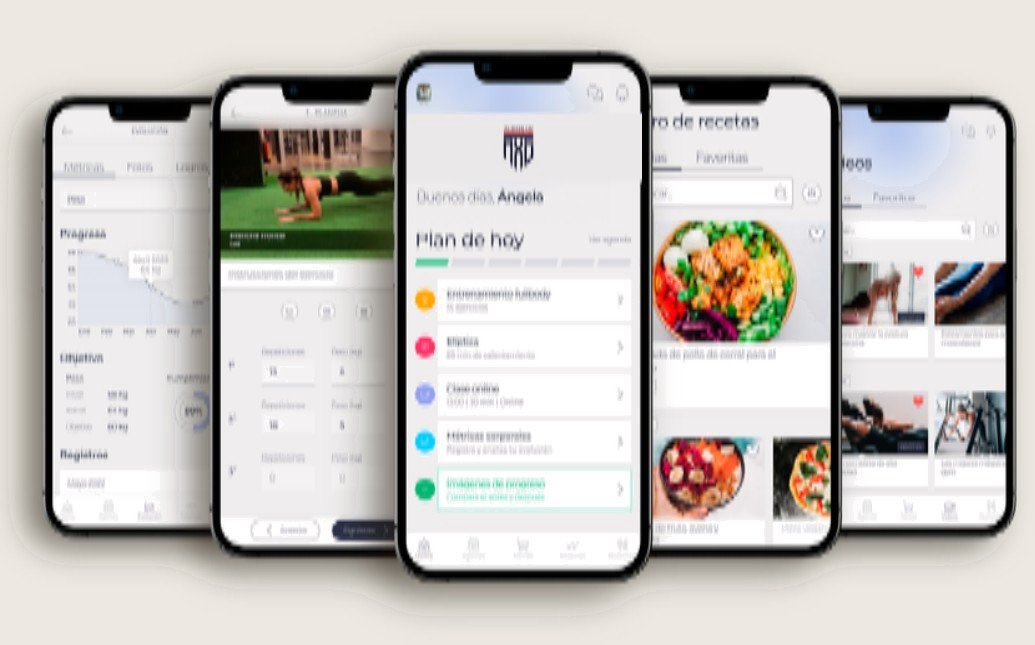 Pantallas de la app AXS Fitness en varios móviles