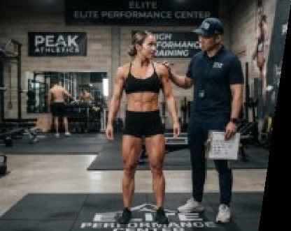 Entrenador revisando el progreso de una atleta
