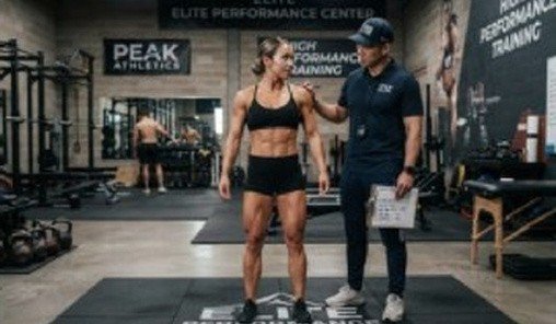 Entrenador revisando el progreso de una atleta