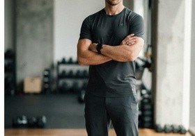 Entrenador personal de AXS en el gimnasio